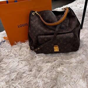 Louis Vuitton Monogram Pallas Hobo – Effortless Luxury & Everyday Chic